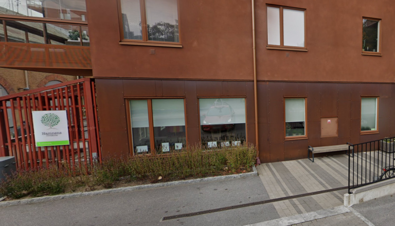 Förskola i bottenplan av modern byggnad med rostfärgad fasad – en trygg plats för nyfikenhet, lek, lärande och gemenskap.