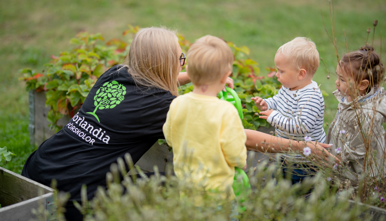 Pedagog tillsammans med barn utomhus | Pedagog och barn | Norlandia Förskolor