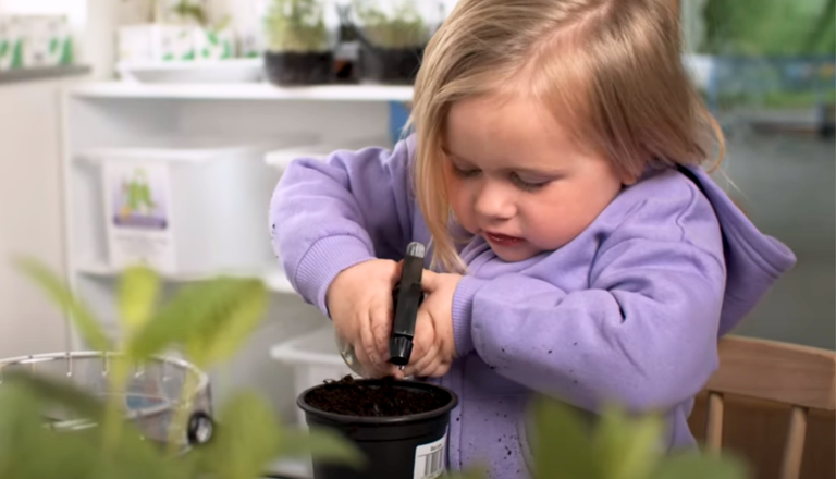 Flicka planterar | GoGreen | Norlandia Förskolor
