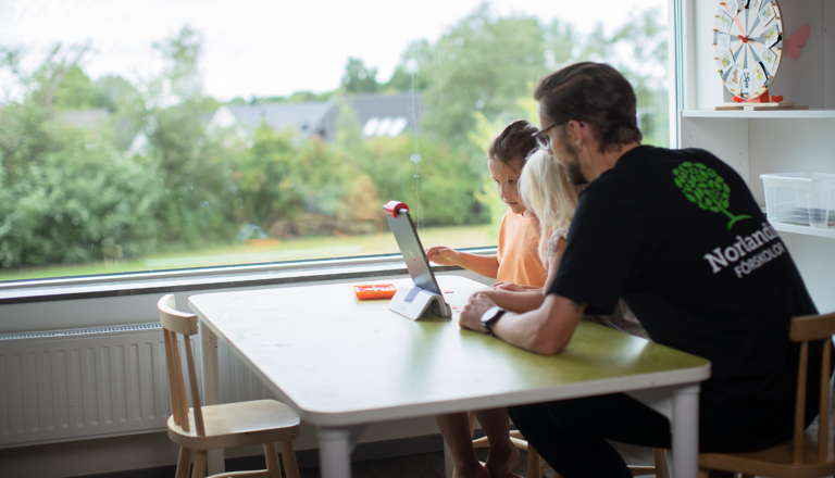 Två barn och pedagog | Pedagogik | Norlandia Förskolor