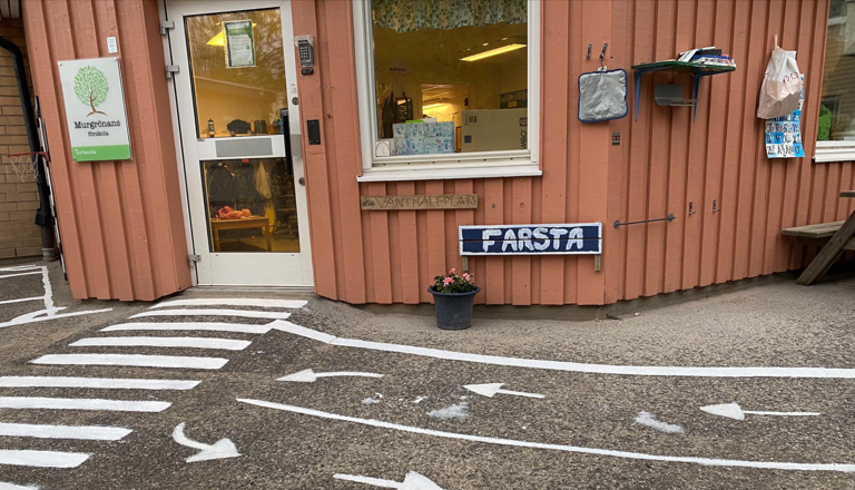 Entré till Murgrönans förskola med färgglad skyltning, vägmålningar och detaljer som väcker barnens nyfikenhet.
