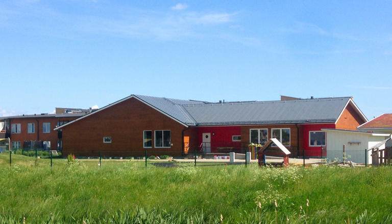 Låg förskolebyggnad – en trygg plats för lek, glädje och gemenskap i en levande stadsmiljö.