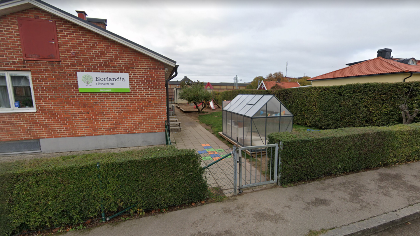 Förskola i tegelhus med växthus och lekplats på gården – en trygg, hemtrevlig plats för lek, lärande, odling och gemenskap.