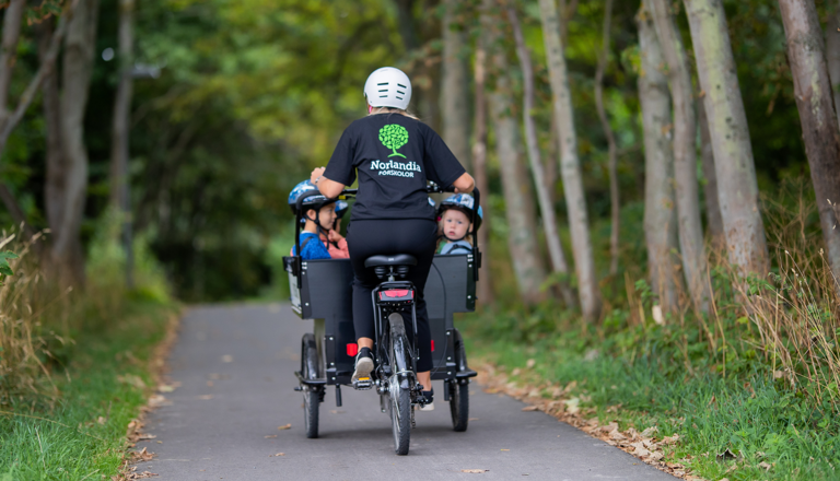 Pedagog cyklar med barn | Norlandia Förskolor