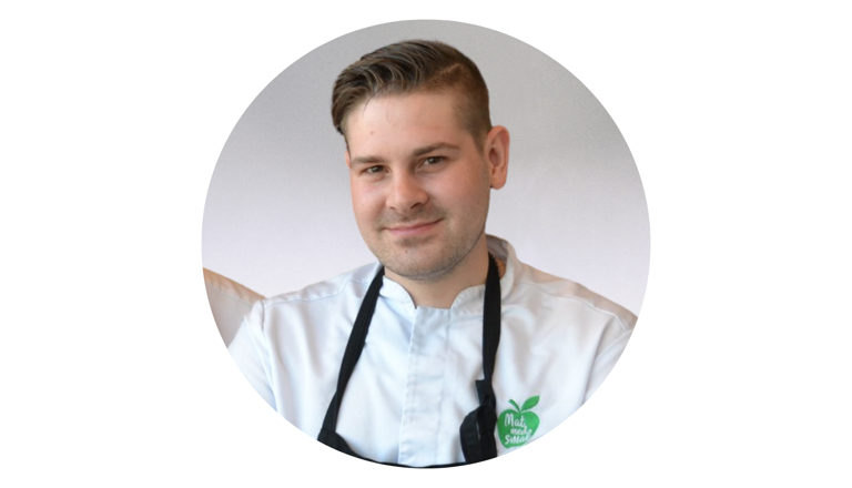 Johan Hamberg, kost- och måltidsansvarig på Norlandia Förskolor, i kockrock med ‘Mat med Smak’-logotyp.
