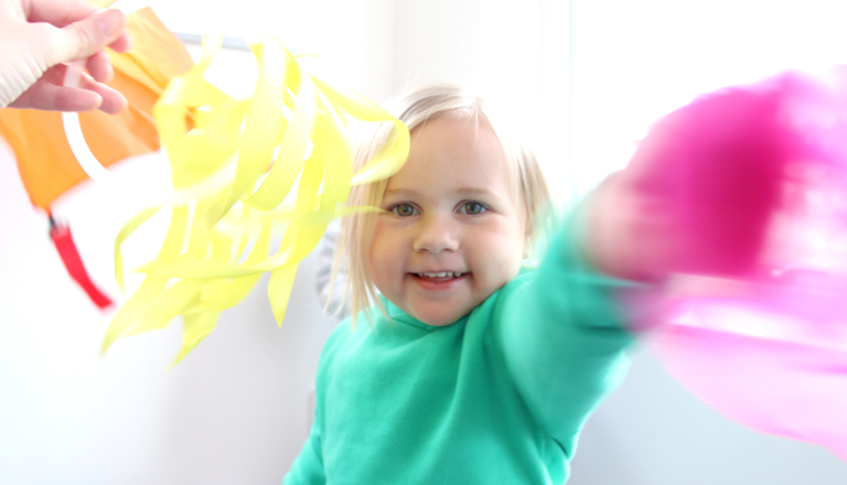 Glad flicka | Färg och rörelse | Norlandia Förskolor